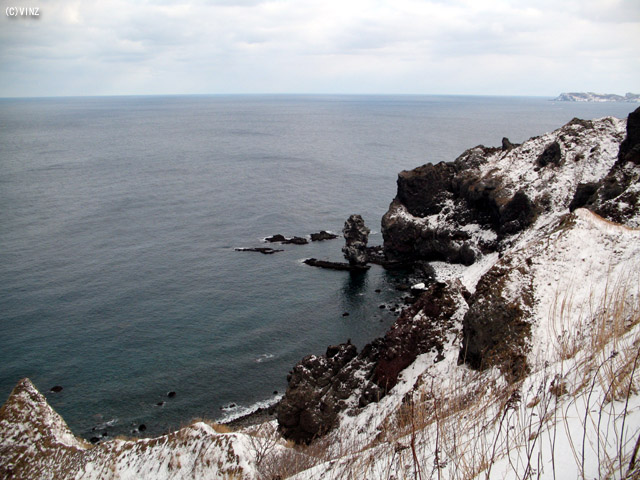 雪景色 北海道　積丹半島（しゃこたんはんとう） 神威岬（かむいみさき） ぽつりと立つ岩礁は「水無の立岩」